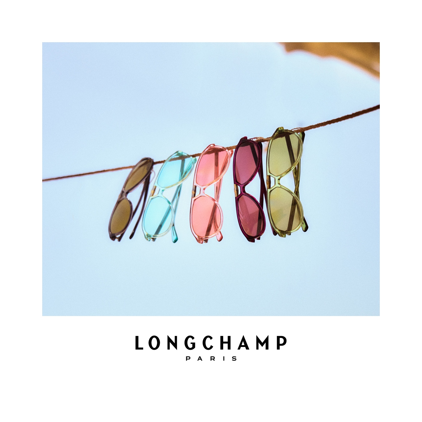 Longchamp: Frau, die eine Brille trägt